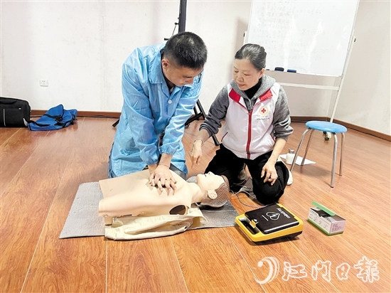 在讲师的指导下，学员练习心肺复苏（CPR+AED）技能。