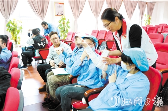 学员们两两配合，认真练习创伤包扎、骨折固定等技能。