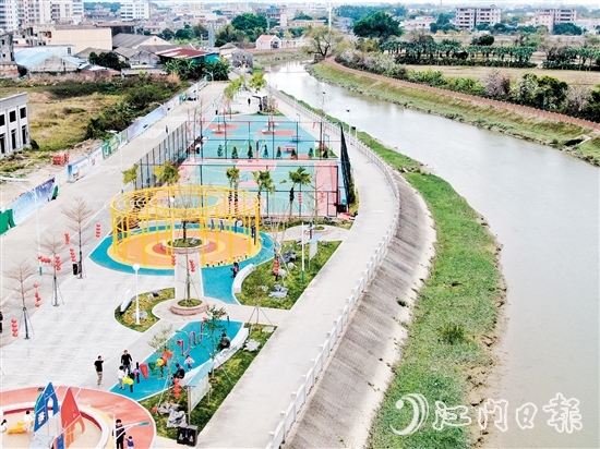 滨水休闲公园美景如画、设施齐全，成为群众休闲娱乐的新天地。