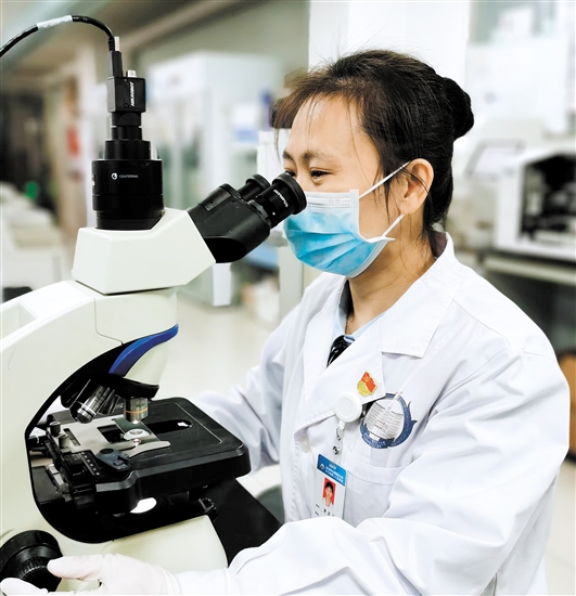 谭家晶进行检验工作。