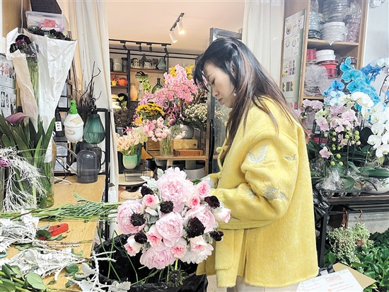 花店员工忙赶订单。