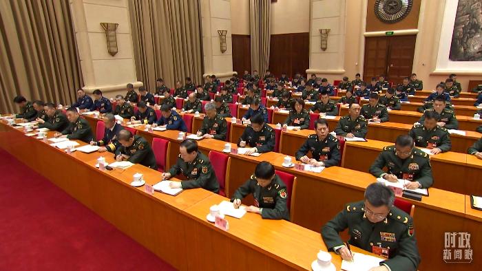 △2025年3月7日，解放军和武警部队代表团全体会议现场。