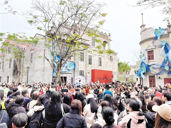 “三八”妇女节当天，赤坎华侨古镇吸引众多游客。赤坎华侨古镇供图。