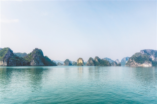 越南下龙湾有“海上桂林”之称。