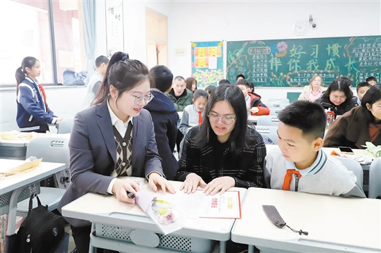 班主任向家长展示孩子在学习与成长中的点点滴滴。