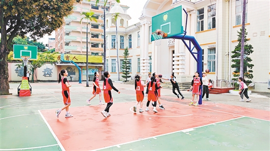 平山小学女子篮球队开展“3v3”训练赛，保持竞赛状态。