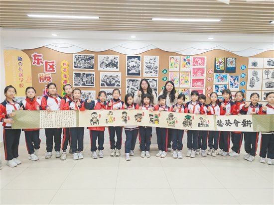 长达5米的《葵语新绘》由版画社团的师生共同创作。