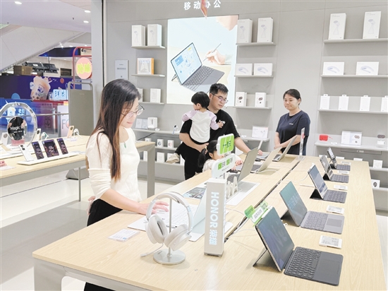 不少市民到门店看新款手机。