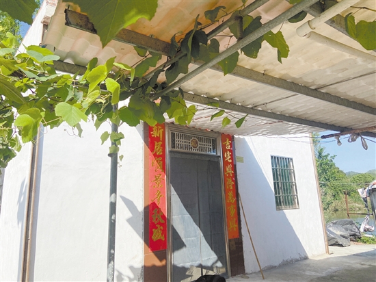 近年来，鹤山市相关部门及单位积极帮助困难群众实施农村危房改造。