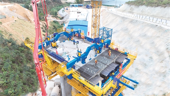 矮岭大桥T构连续梁1号节段浇筑施工现场忙碌有序。