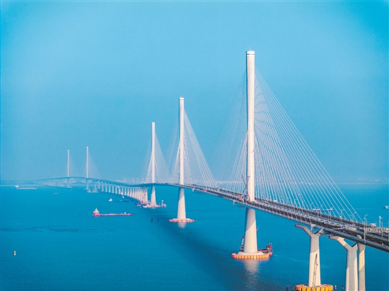 过去一年，超级工程深中通道（左图）、黄茅海跨海通道（右图）建成通车，我市交通区位优势实现了历史性突破和提升。