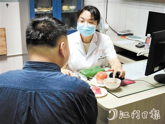 体重管理门诊内分泌科、营养科区长罗群芳向记者介绍食物所含热量。