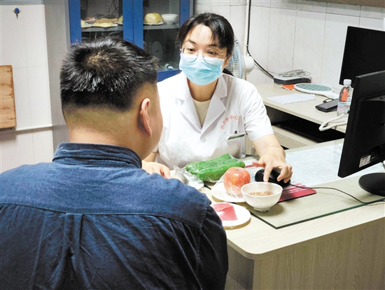 体重管理门诊内分泌科、营养科区长罗群芳向记者介绍食物所含热量。