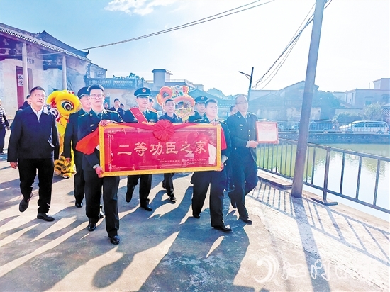 台山全面开展“立功送喜报、悬挂光荣牌”活动。