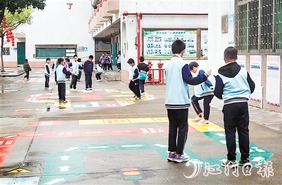 大江镇中心小学充分利用闲置空地，精心打造16个趣味十足的课间地面游戏“微运动空间”。