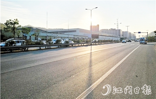 养护后的路面十分平坦。