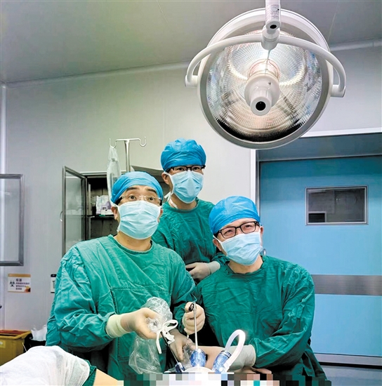 黄晖（左一）担任主刀施行腔镜下乳腺癌手术。