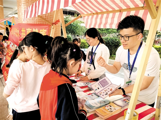 江门市疾控中心工作人员走进校园，科普体重管理知识。