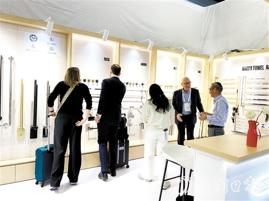 展览会上,水口卫浴企业以区域品牌集体亮相,赢得全球客商的广泛关注。 展览会上,水口卫浴企业以区域品牌集体亮相,赢得全球客商的广泛关注。