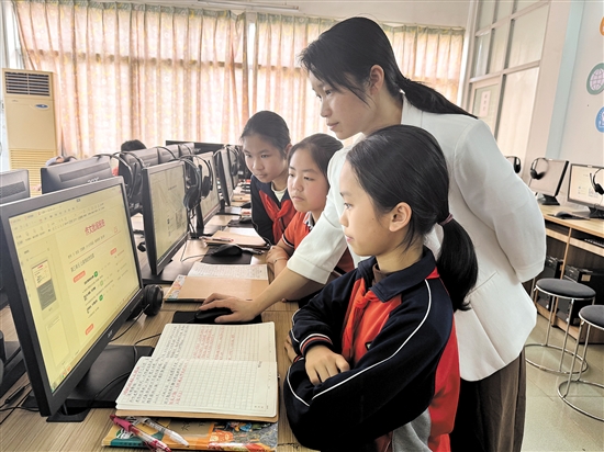 教师指导学生用AI辅助学习。