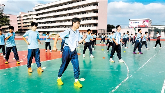 学生们正在进行大课间操前的热身运动。