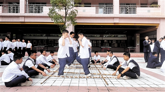 开平以体育为抓手的改革，让孩子们在运动中强健体魄。