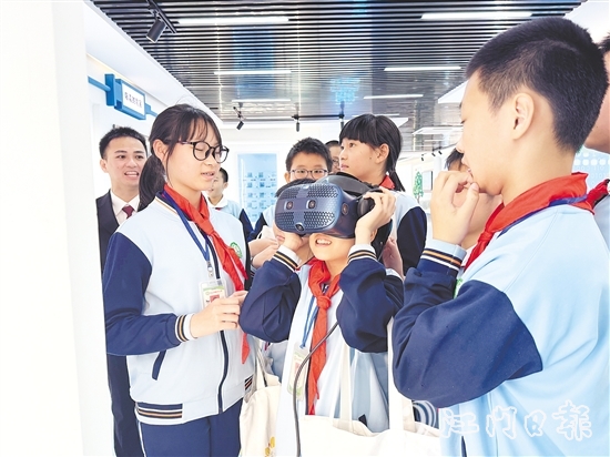学生们体验VR互动，在互动体验中轻松学习法律知识。