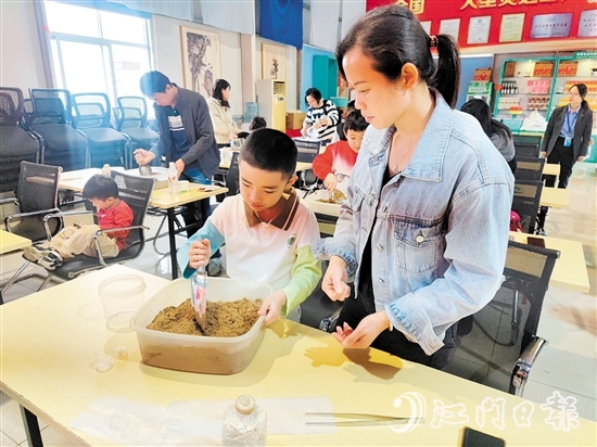 孩子与家长体验灵芝种植。