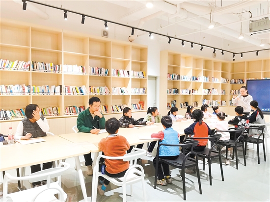 江门市“蓬友圈”党群服务中心针对群众需求开展了一系列活动和培训。图为硬笔书法练习班现场。