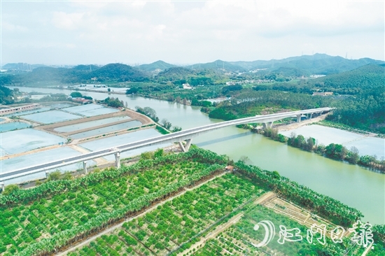 新马单大桥横跨虎坑水道。