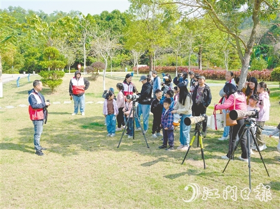 孩子们在学习观鸟技巧。