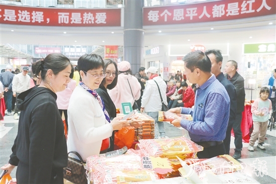 侨胞现场选购恩平农产品。