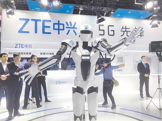 印星机器人有限公司生产的5G仿生机器人。江门日报记者
