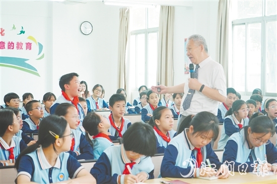白武明在课堂上与学生互动。