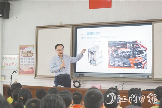 谢鹏云向学生们介绍燃烧学的应用。