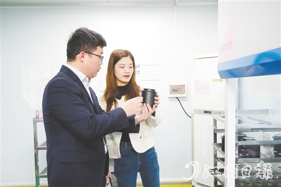 银担服务专班工作人员走进企业了解生产情况。