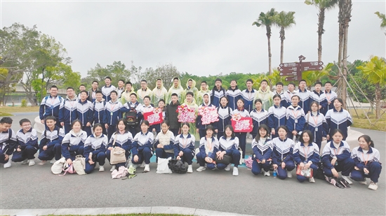 东莞学子在江门合影。