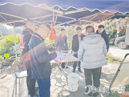 新会区森防办组织督导组到各镇（街、区）检查“包山头、守路口、盯重点”措施落实情况，要求设置森林防火检查站点，安排人员值班值守。