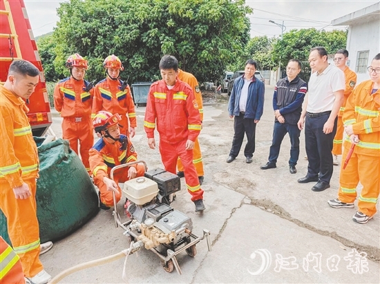 为提高应急处突工作响应速度，新会区应急管理局到各镇（街、区）开展基层“以水灭火”装备实操培训。