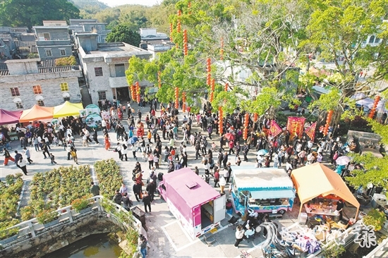 2024年，逾50万人次游客在桂水村流连于侨村书屋、青年部落、湿地花海与非遗展演之间。