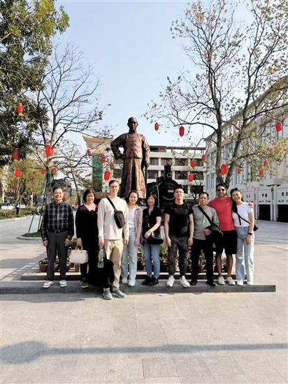 陈宜禧曾孙女陈小红一家参观陈宜禧纪念广场。受访者供图