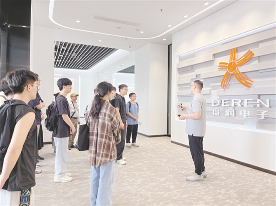 应届毕业生走进鹤山市重点企业，了解企业人才需求。