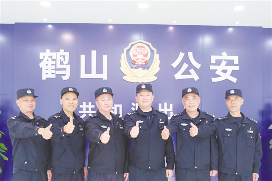 徐敬阳、冼富强、苏庆平、王国华、麦定权、姚金南（从左至右）在一线发光发热。