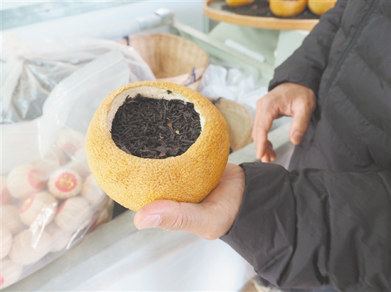 吴艺华制作的“柚子茶”受到年轻消费群体的喜爱。