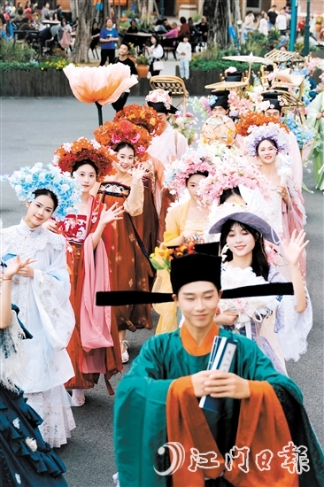 ▶清明小长假，赤坎华侨古镇安排了各种精彩的演出，营造了浓厚的节日氛围。赤坎华侨古镇