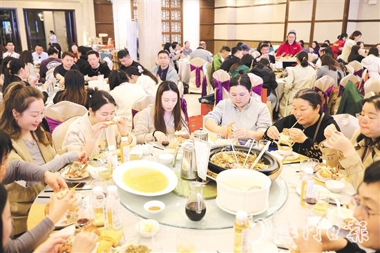 崖门水蟹端上餐桌后，食客们纷纷忍不住“啜一口”。