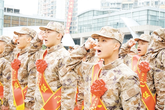 入伍新兵在乡亲们的见证下庄严宣誓。