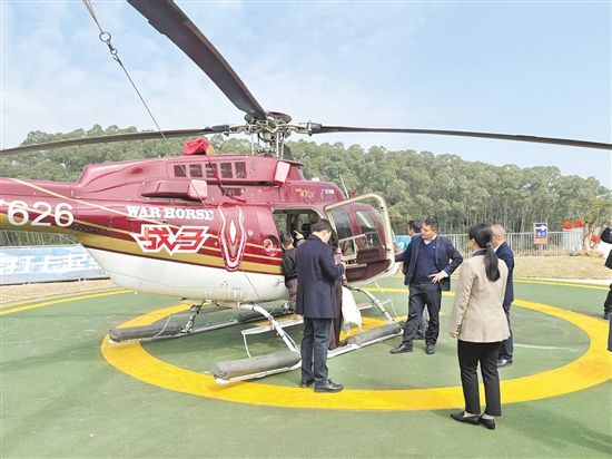 游客在恩平泉林飞行主题馆乘坐观光直升机。