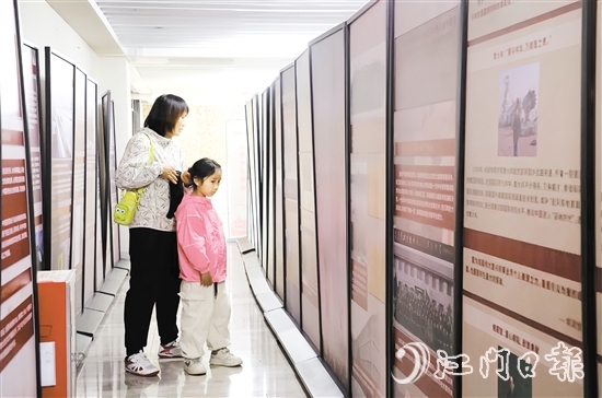 展览吸引了不少市民和游客前来参观。