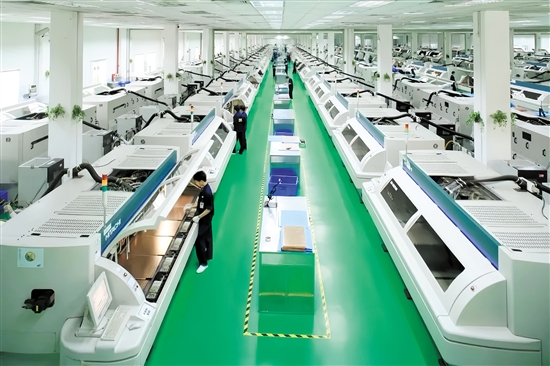 随着专精特新企业矩阵持续扩容，它们将成为推动开平经济高质量发展的核心引擎。开平依利安达电子有限公司是此次上榜名单的企业之一。图为企业生产车间。